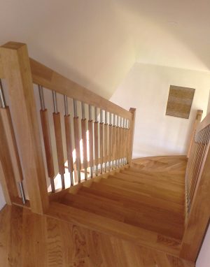 Mediniai ąžuolo masyvo laiptai: forma L, spalva Bespalvė 3305.