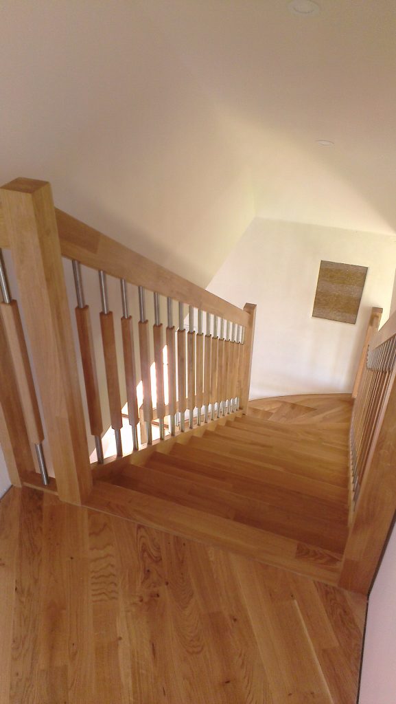 Mediniai ąžuolo masyvo laiptai: forma L, spalva Bespalvė 3305.