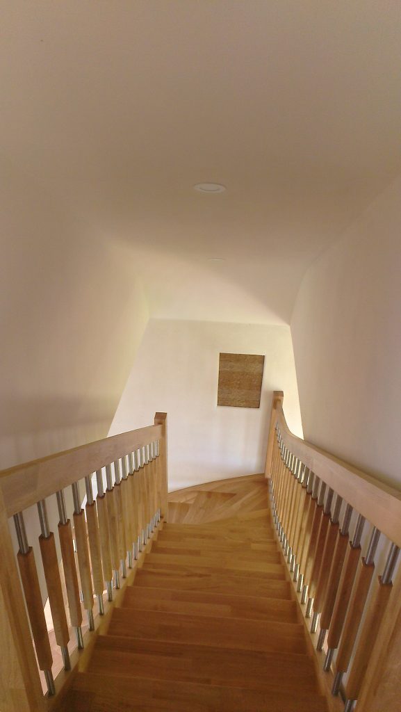 Mediniai ąžuolo masyvo laiptai: forma L, spalva Bespalvė 3305.