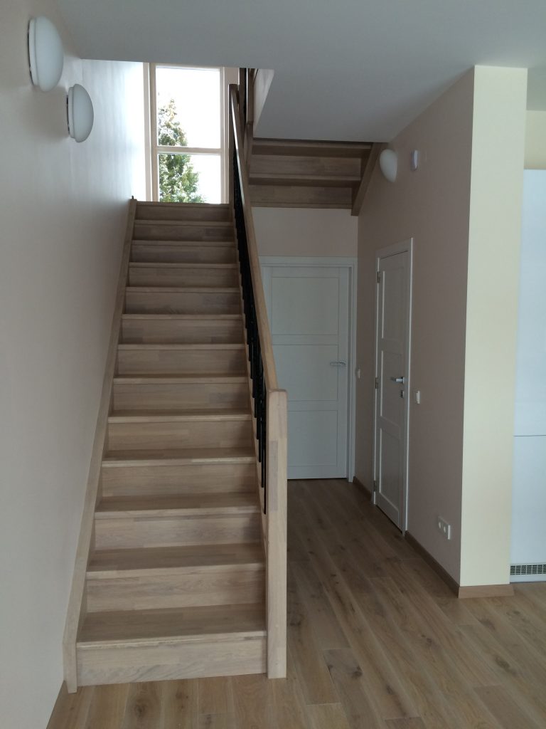 Mediniai laiptai iš ąžuolo masyvo: U forma, spalva Balta 3408.