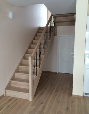 Mediniai laiptai iš ąžuolo masyvo: U forma, spalva Balta 3408.