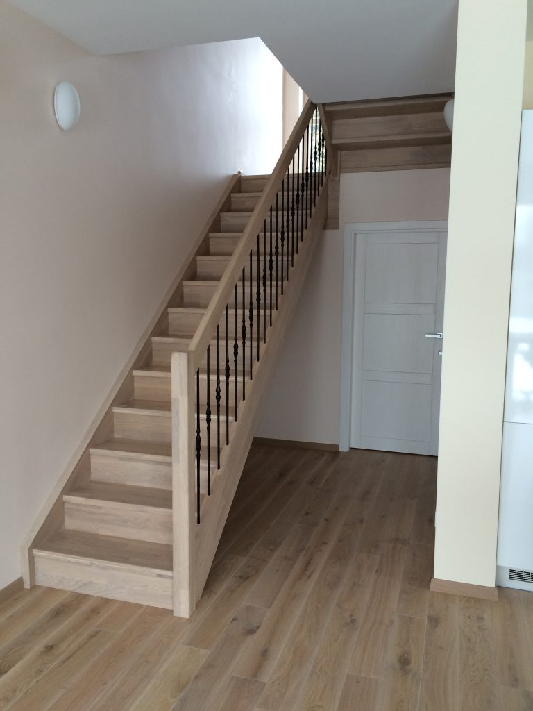 Mediniai laiptai iš ąžuolo masyvo: U forma, spalva Balta 3408.