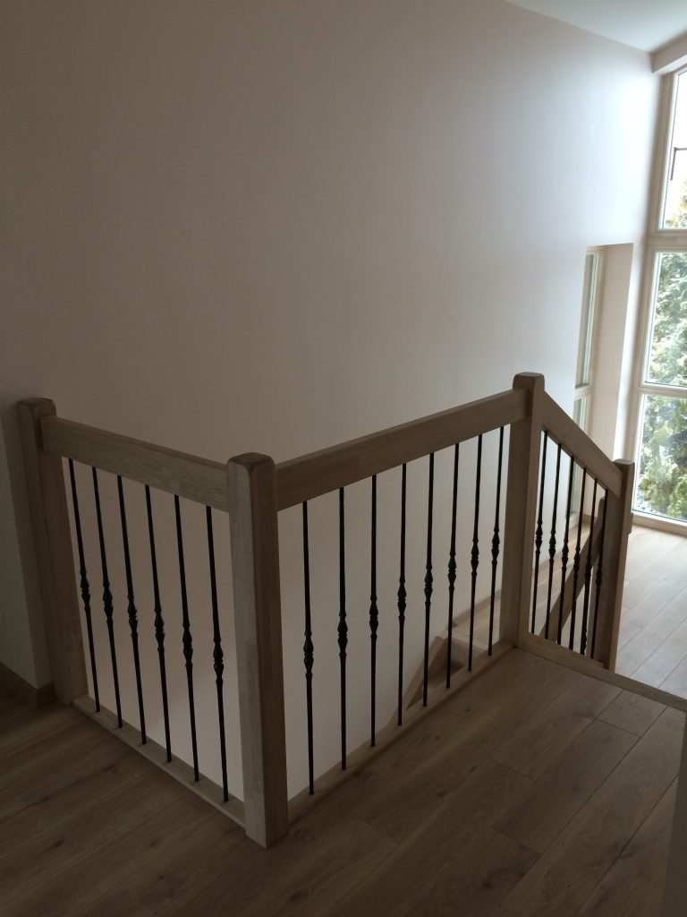 Mediniai laiptai iš ąžuolo masyvo: U forma, spalva Balta 3408.