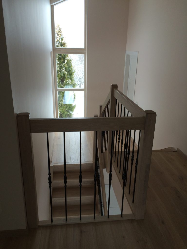 Mediniai laiptai iš ąžuolo masyvo: U forma, spalva Balta 3408.