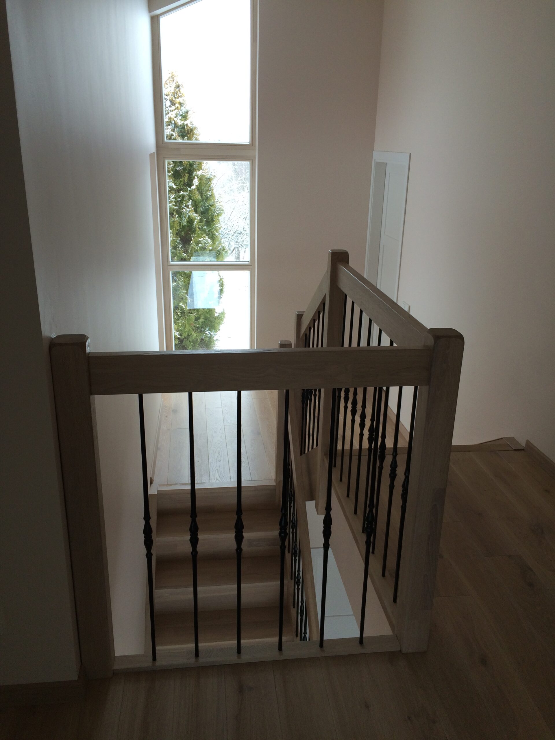 Mediniai laiptai iš ąžuolo masyvo: U forma, spalva Balta 3408.