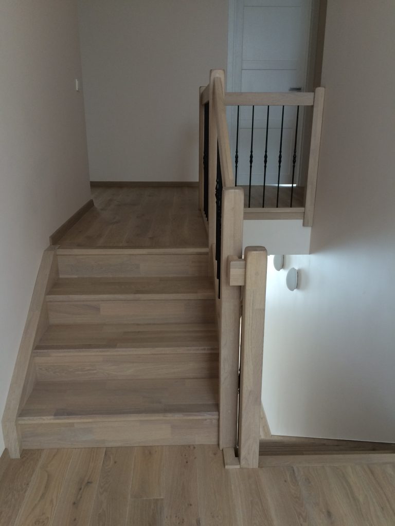 Mediniai laiptai iš ąžuolo masyvo: U forma, spalva Balta 3408.