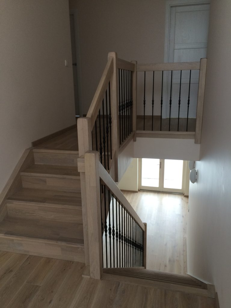 Mediniai laiptai iš ąžuolo masyvo: U forma, spalva Balta 3408.