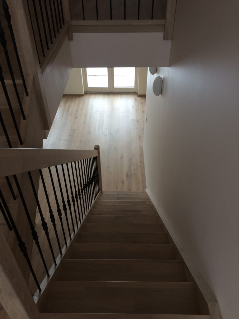 Mediniai laiptai iš ąžuolo masyvo: U forma, spalva Balta 3408.