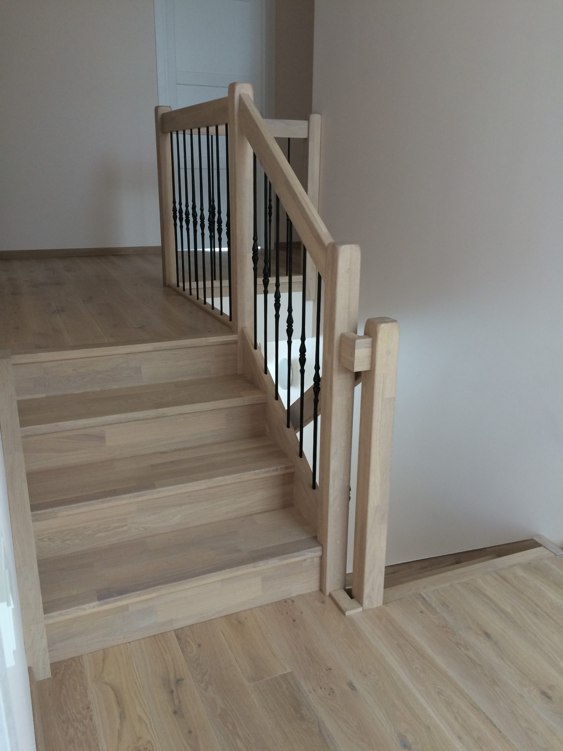 Mediniai laiptai iš ąžuolo masyvo: U forma, spalva Balta 3408.