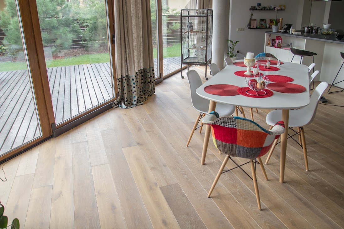 Medinės ąžuolinės grindys: Skaidriai balta Q-3409, šukuota skersai.