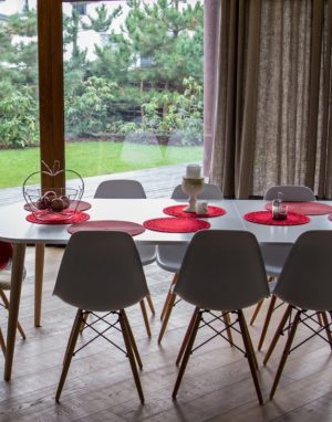 Medinės ąžuolinės grindys: Skaidriai balta Q-3409, šukuota skersai.