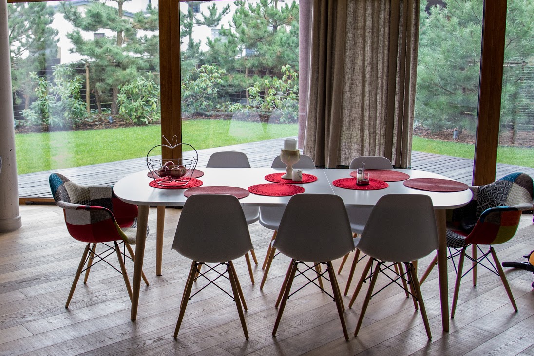 Medinės ąžuolinės grindys: Skaidriai balta Q-3409, šukuota skersai.