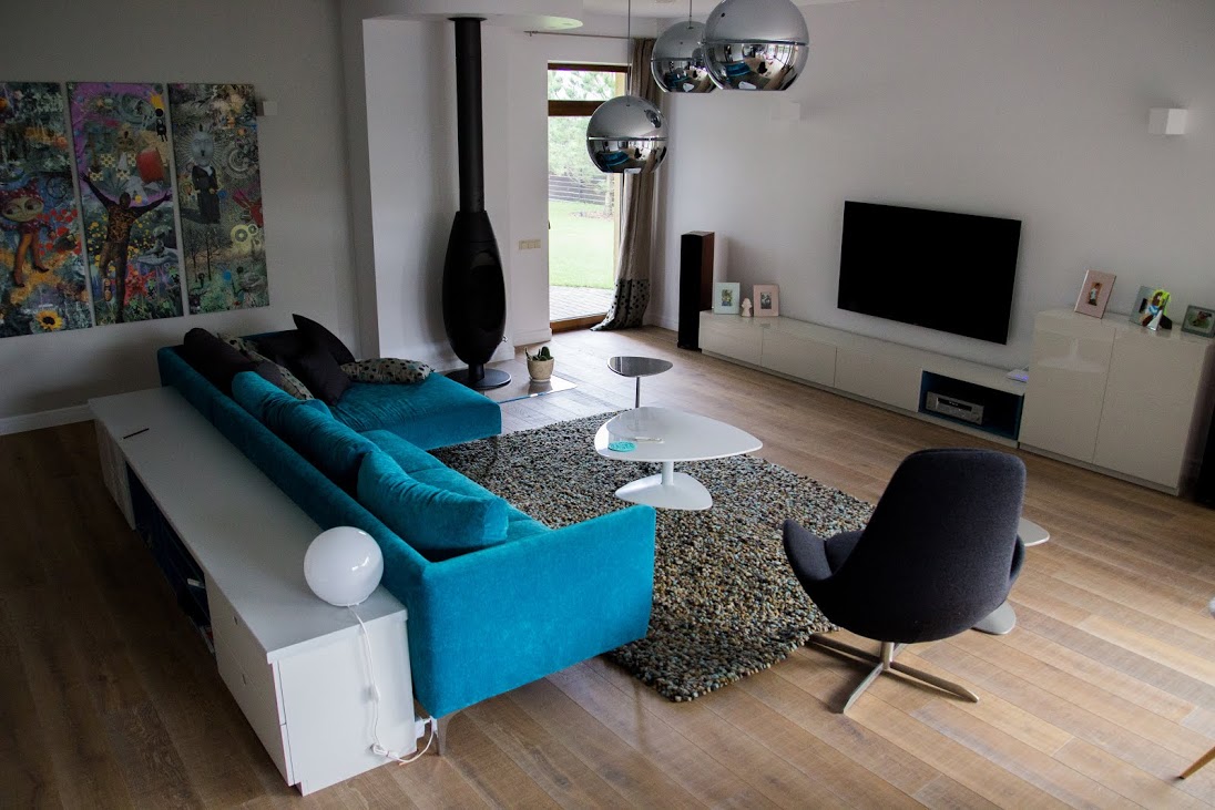 Medinės ąžuolinės grindys: Skaidriai balta Q-3409, šukuota skersai.