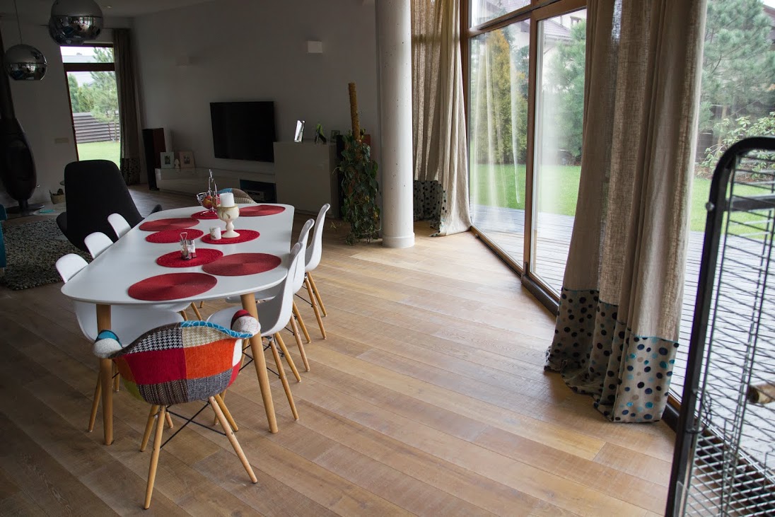 Medinės ąžuolinės grindys: Skaidriai balta Q-3409, šukuota skersai.