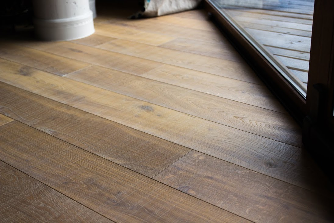 Medinės ąžuolinės grindys: Skaidriai balta Q-3409, šukuota skersai.