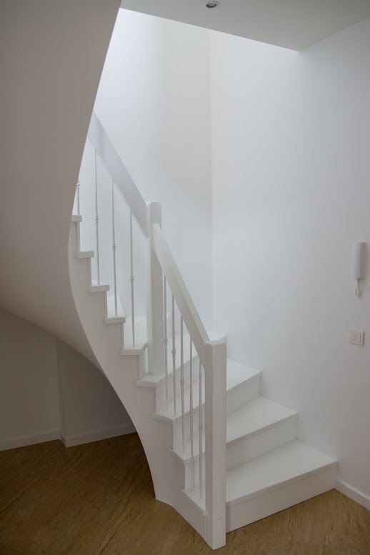 Mediniai ąžuolo masyvo laiptai: IUforma, dažyta baltai RAL-9003 Medžio stilius