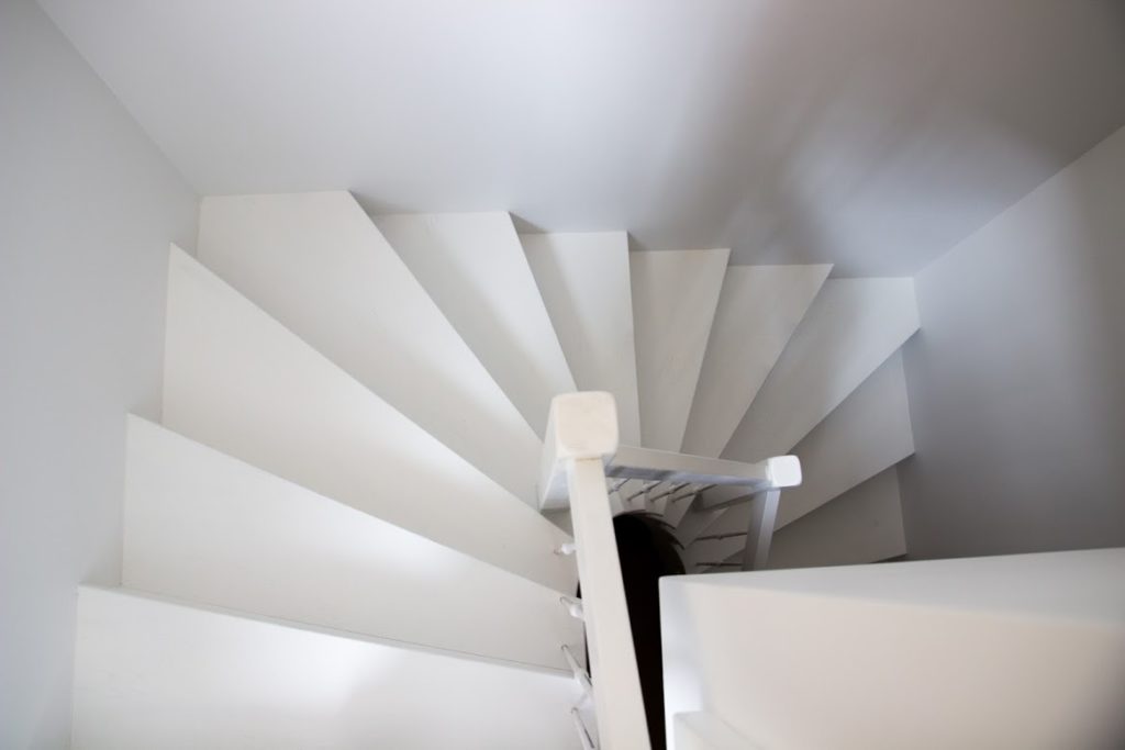 Mediniai ąžuolo masyvo laiptai: IUforma, dažyta baltai RAL-9003 Medžio stilius