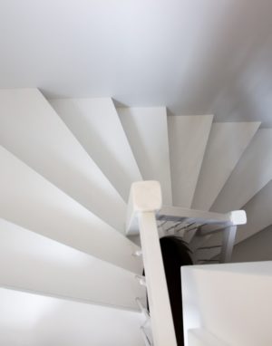 Mediniai ąžuolo masyvo laiptai: IUforma, dažyta baltai RAL-9003 Medžio stilius