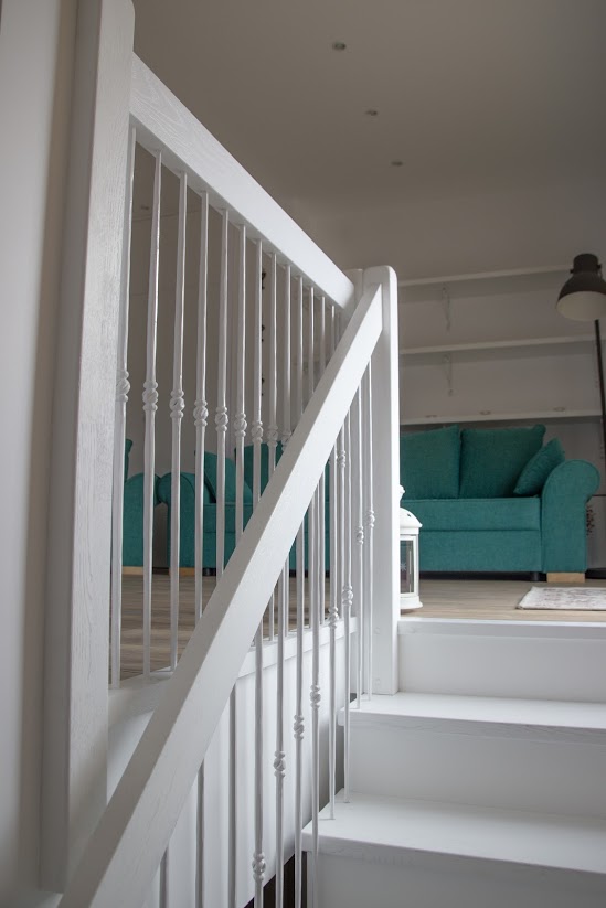 Mediniai ąžuolo masyvo laiptai: IUforma, dažyta baltai RAL-9003 Medžio stilius