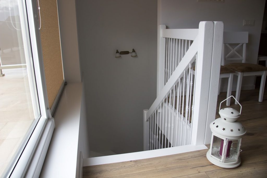 Mediniai ąžuolo masyvo laiptai: IUforma, dažyta baltai RAL-9003 Medžio stilius