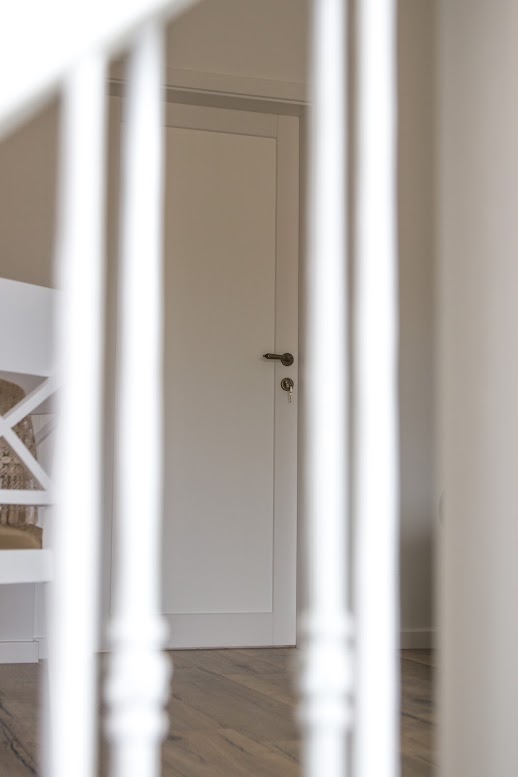 Mediniai ąžuolo masyvo laiptai: IUforma, dažyta baltai RAL-9003 Medžio stilius