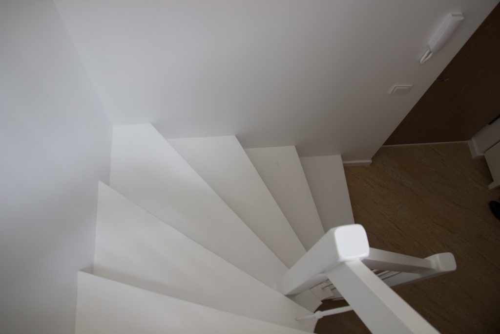 Mediniai ąžuolo masyvo laiptai: IUforma, dažyta baltai RAL-9003 Medžio stilius