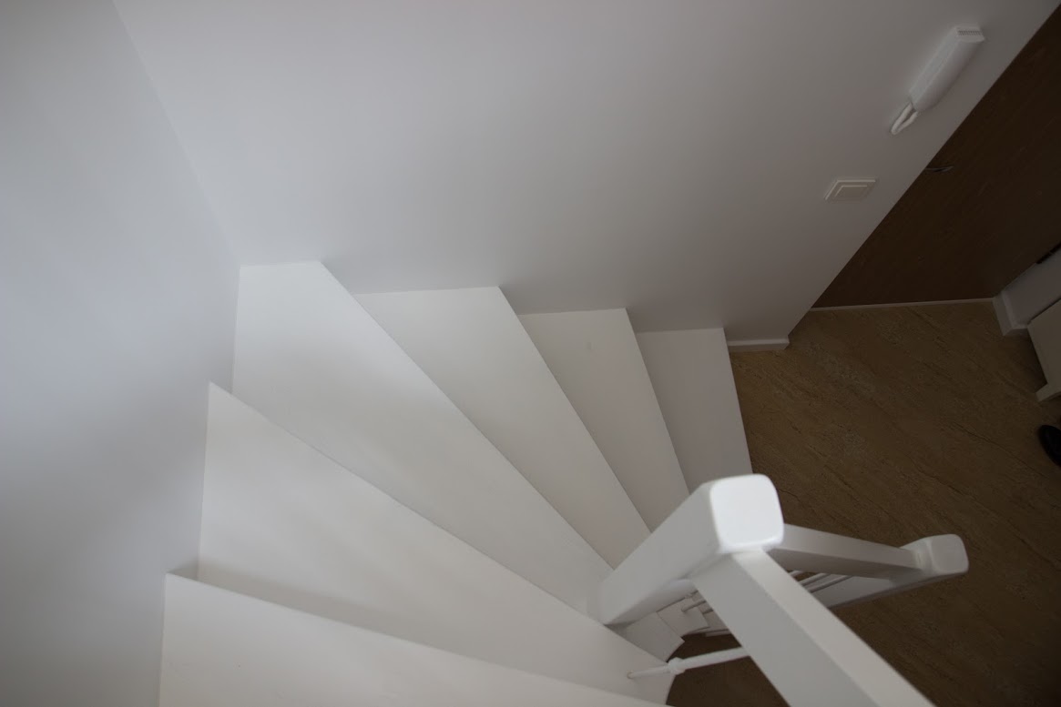 Mediniai ąžuolo masyvo laiptai: IUforma, dažyta baltai RAL-9003 Medžio stilius