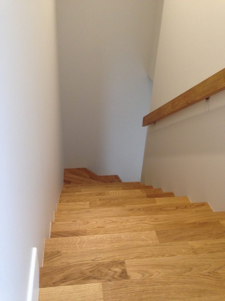 Mediniai laiptai iš ąžuolo masyvo: forma L, spalva Bespalvė 3305.