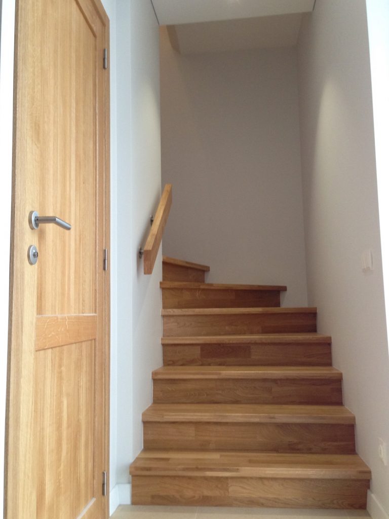 Mediniai laiptai iš ąžuolo masyvo: forma L, spalva Bespalvė 3305.