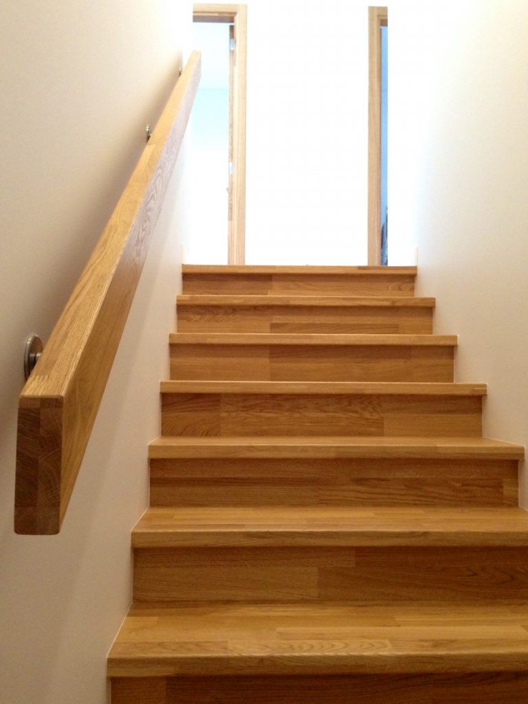 Mediniai laiptai iš ąžuolo masyvo: forma L, spalva Bespalvė 3305.