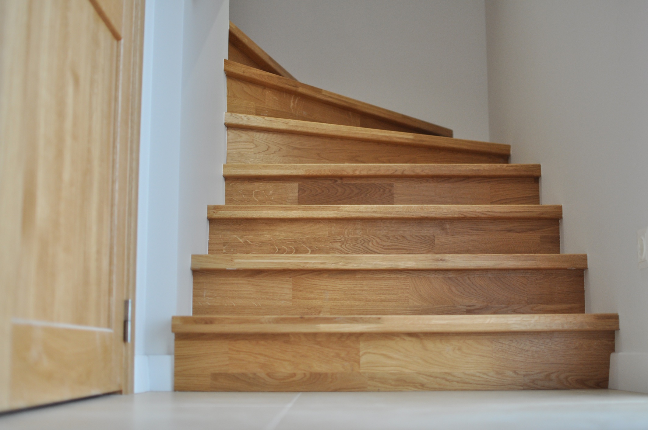 Mediniai laiptai iš ąžuolo masyvo: forma L, spalva Bespalvė 3305.