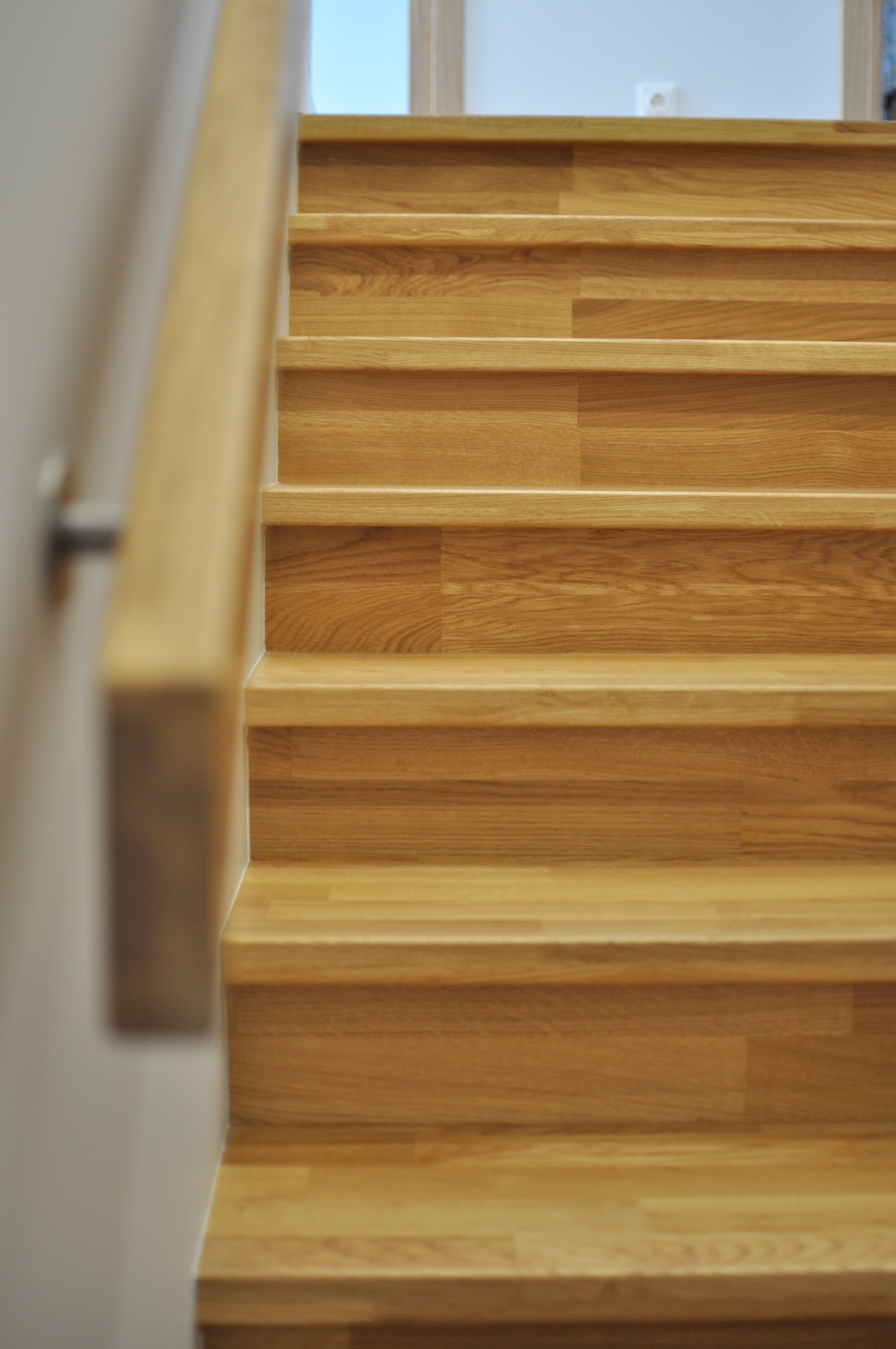 Mediniai laiptai iš ąžuolo masyvo: forma L, spalva Bespalvė 3305.