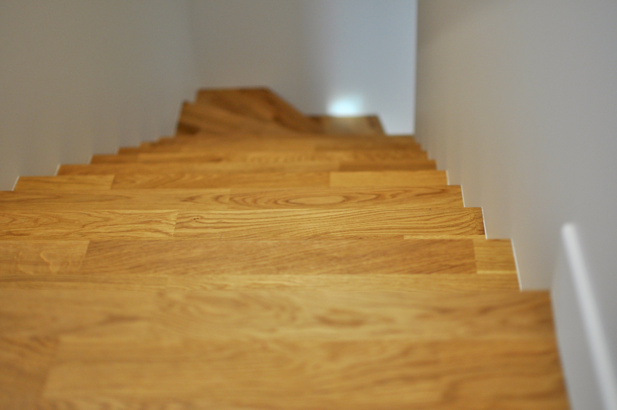 Mediniai laiptai iš ąžuolo masyvo: forma L, spalva Bespalvė 3305.