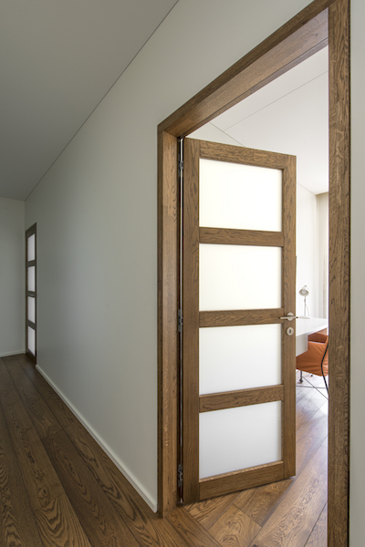 Medinės ąžuolinės masyvo durys: modelis D4F4S, spalva Riešutas 3481.