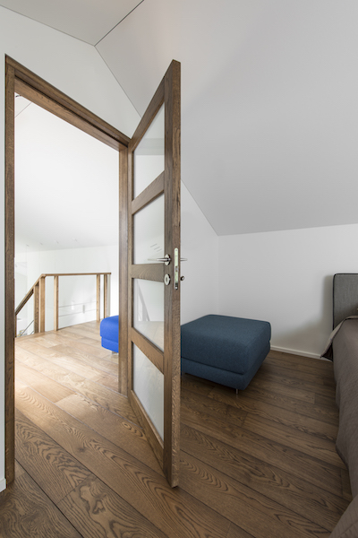 Medinės ąžuolinės masyvo durys: modelis D4F4S, spalva Riešutas 3481.