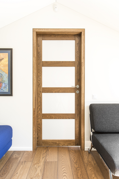 Medinės ąžuolinės masyvo durys: modelis D4F4S, spalva Riešutas 3481.