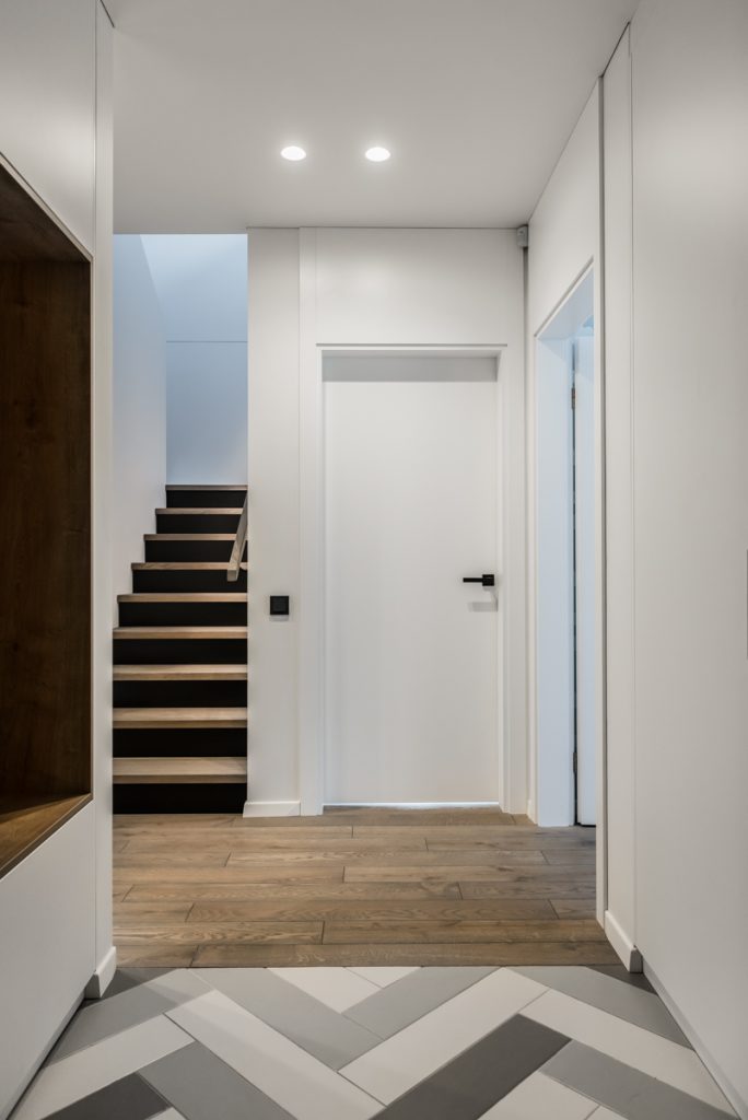 Interjeras: „DizMedinės grindys ąžuolinės 3477 pilka Graphite Medžio stiliusaino virtuvė“, Gabija Pažarskytė