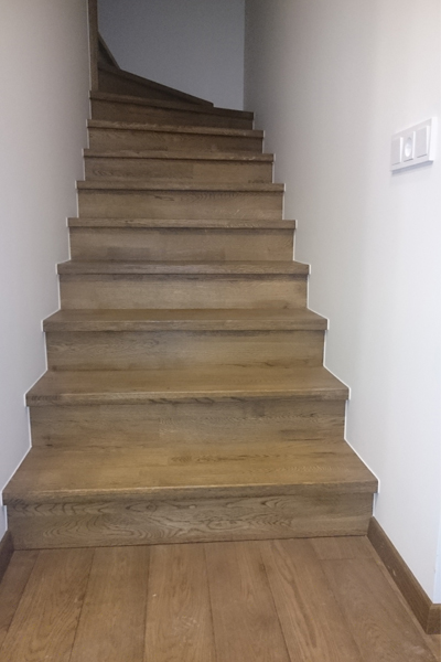 Mediniai laiptai iš ąžuolo masyvo: forma L, spalva Riešutas 3481.