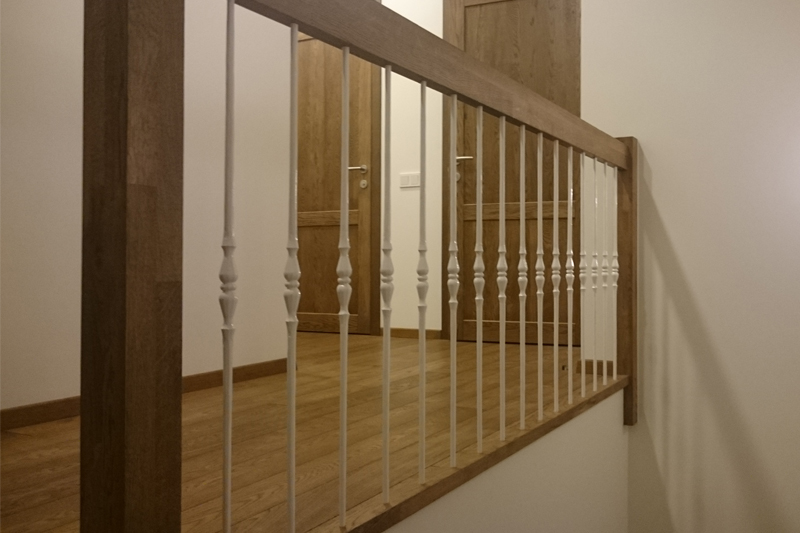 Mediniai laiptai iš ąžuolo masyvo: forma L, spalva Riešutas 3481.