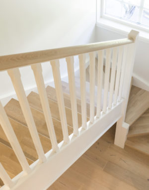 Mediniai ąžuoliniai laiptai: L forma, Skaidriai balta 3409 Medžio stilius