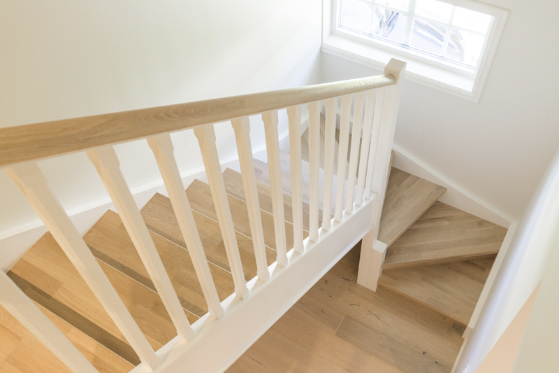 Mediniai ąžuoliniai laiptai: L forma, Skaidriai balta 3409 Medžio stilius