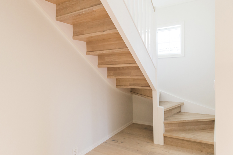 Mediniai ąžuoliniai laiptai: L forma, Skaidriai balta 3409 Medžio stilius