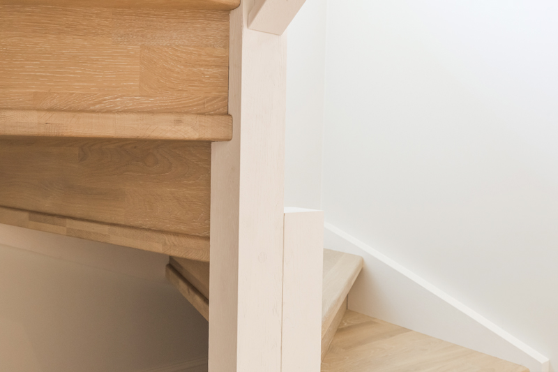 Mediniai ąžuoliniai laiptai: L forma, Skaidriai balta 3409 Medžio stilius