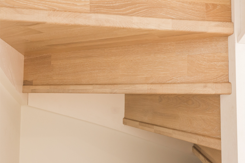 Mediniai ąžuoliniai laiptai: L forma, Skaidriai balta 3409 Medžio stilius