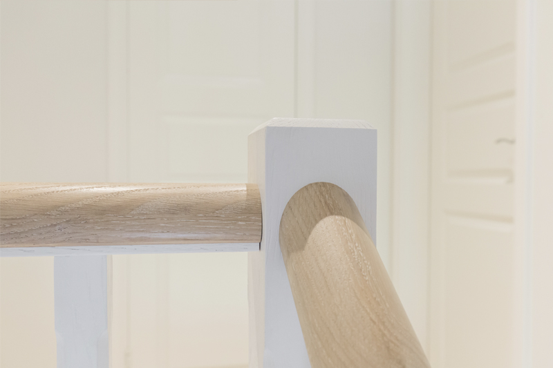 Mediniai ąžuoliniai laiptai: L forma, Skaidriai balta 3409 Medžio stilius