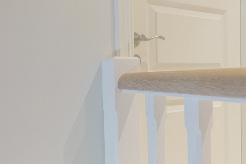 Mediniai ąžuoliniai laiptai: L forma, Skaidriai balta 3409 Medžio stilius