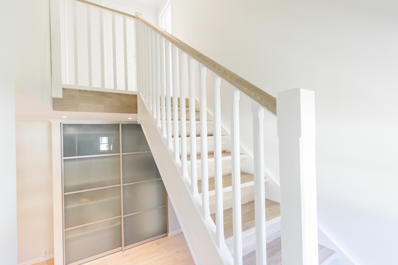 Mediniai ąžuoliniai laiptai: L forma, Skaidriai balta 3409 Medžio stilius