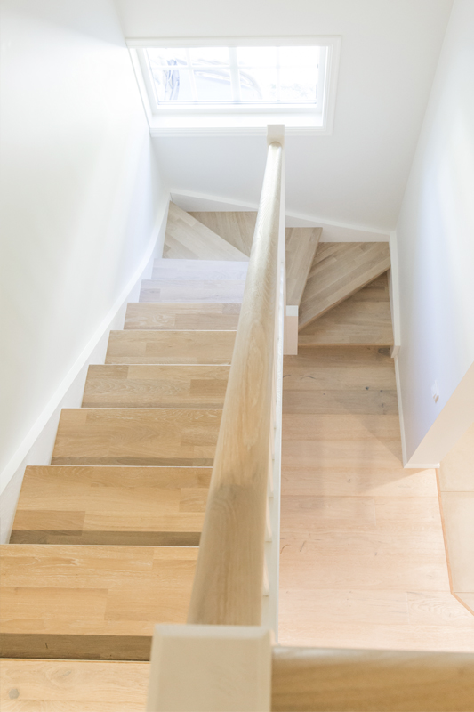 Mediniai ąžuoliniai laiptai: L forma, Skaidriai balta 3409 Medžio stilius