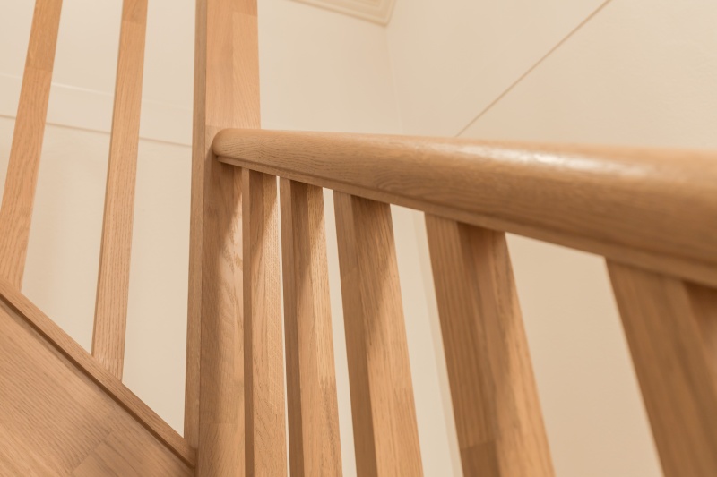 Mediniai ąžuoliniai laiptai: U forma, spalva Kriaušė 3418. Medžio stilius