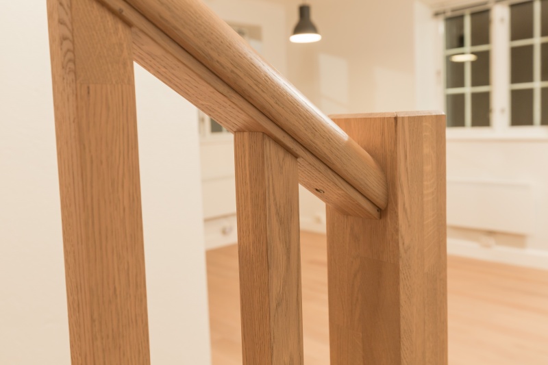 Mediniai ąžuoliniai laiptai: U forma, spalva Kriaušė 3418. Medžio stilius